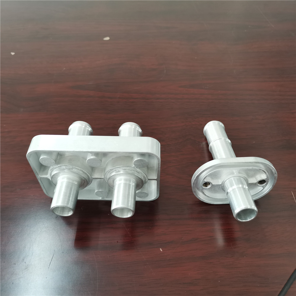 客车越野车电池冷却进出水口