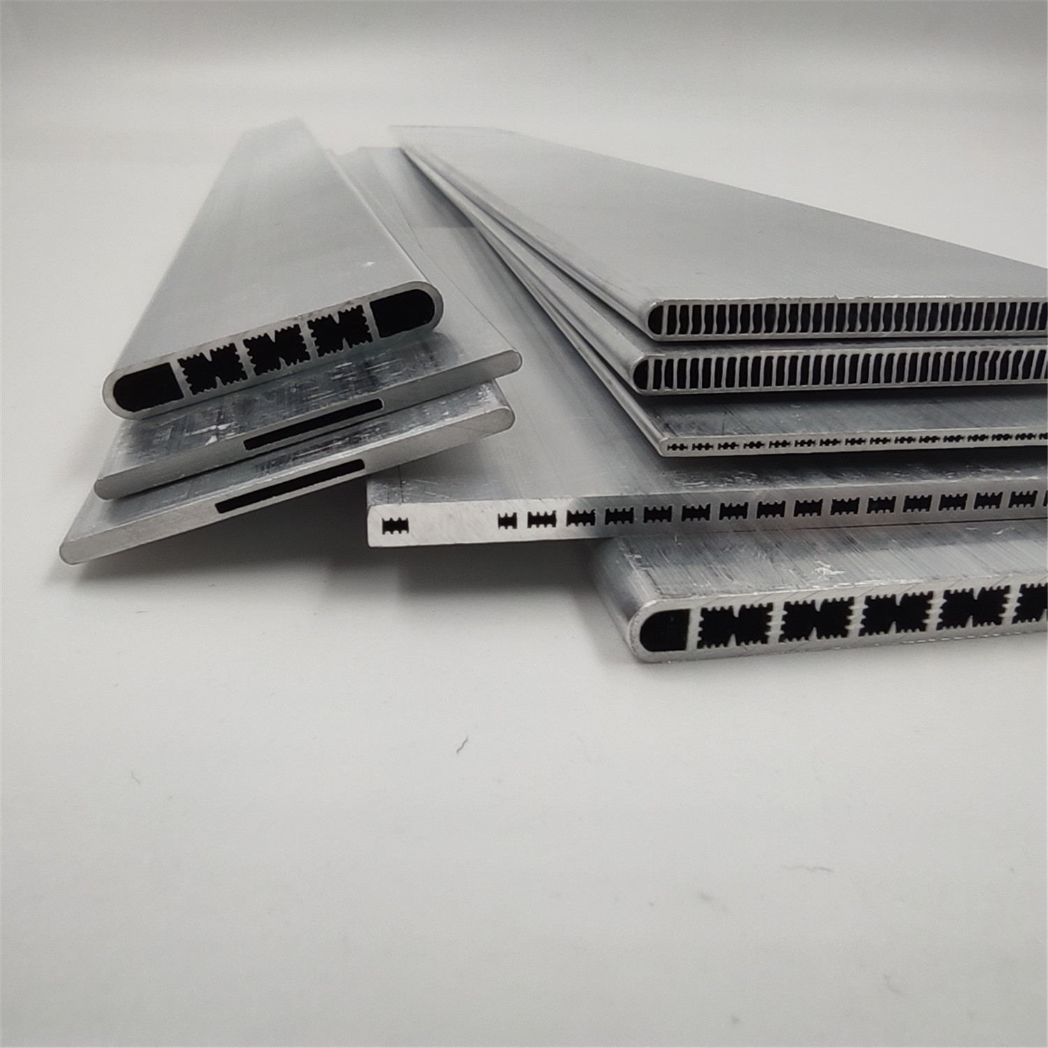 电动汽车用挤压微通道铝管