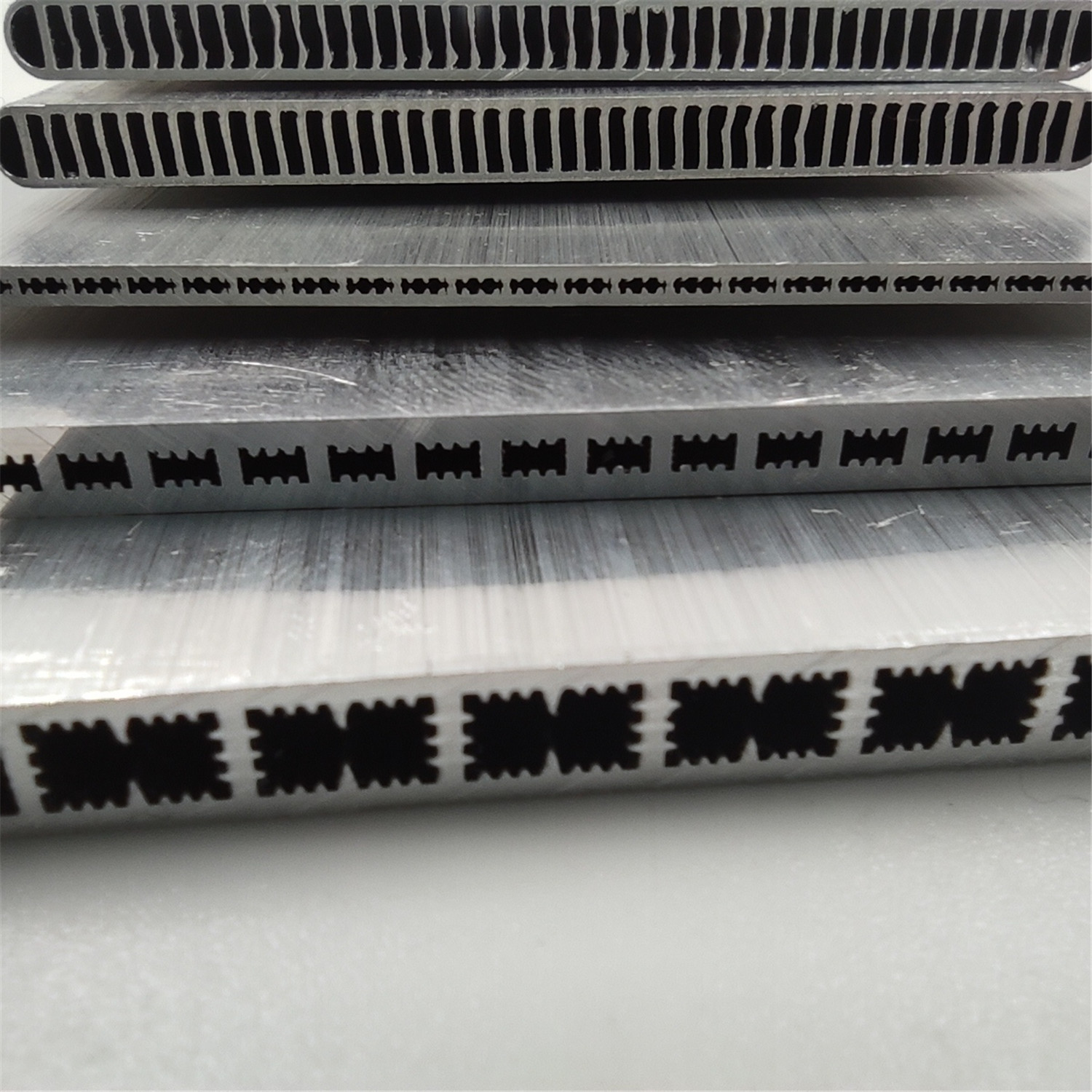 电动汽车用挤压微通道铝管